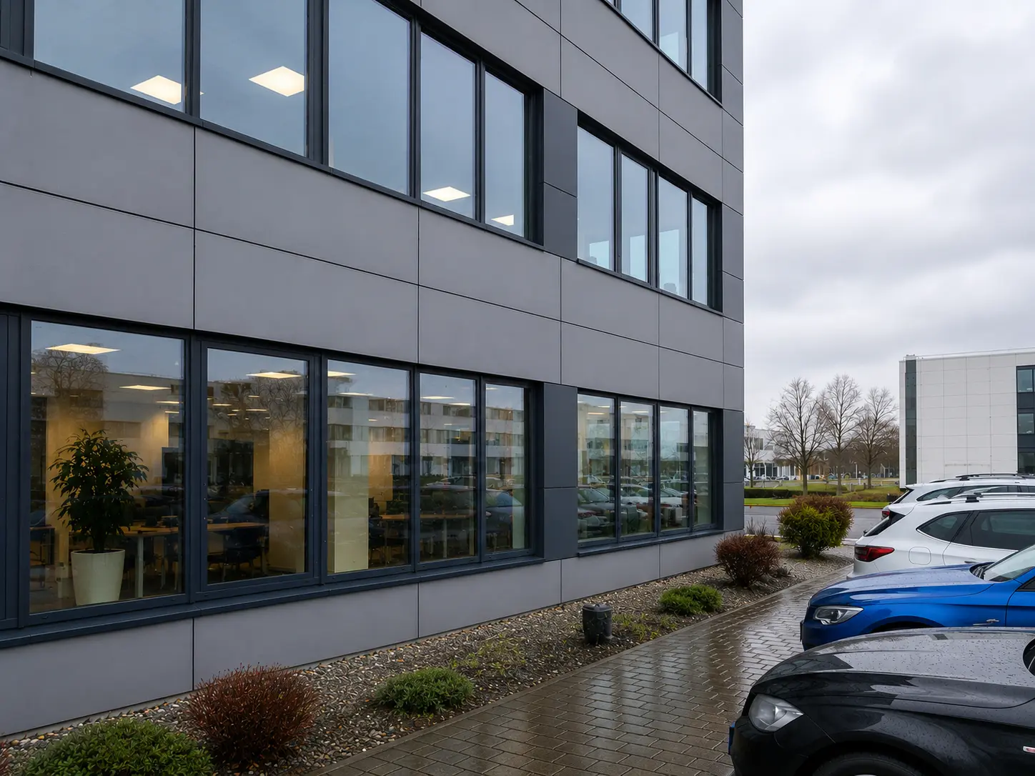Gereinigte Bürofenster und Fassade eines Gebäudes in Rostock nach professioneller Fensterreinigung